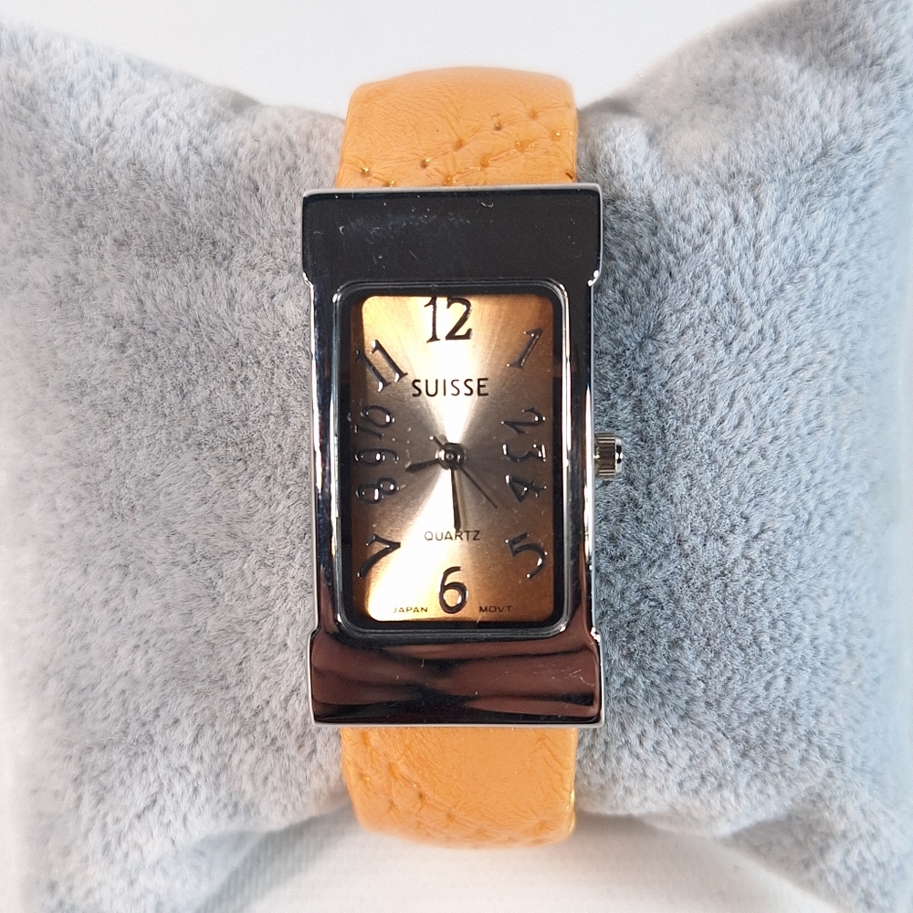 Suisse Peach Clamshell Bracelet Quartz Wrist Watch, New Battery.